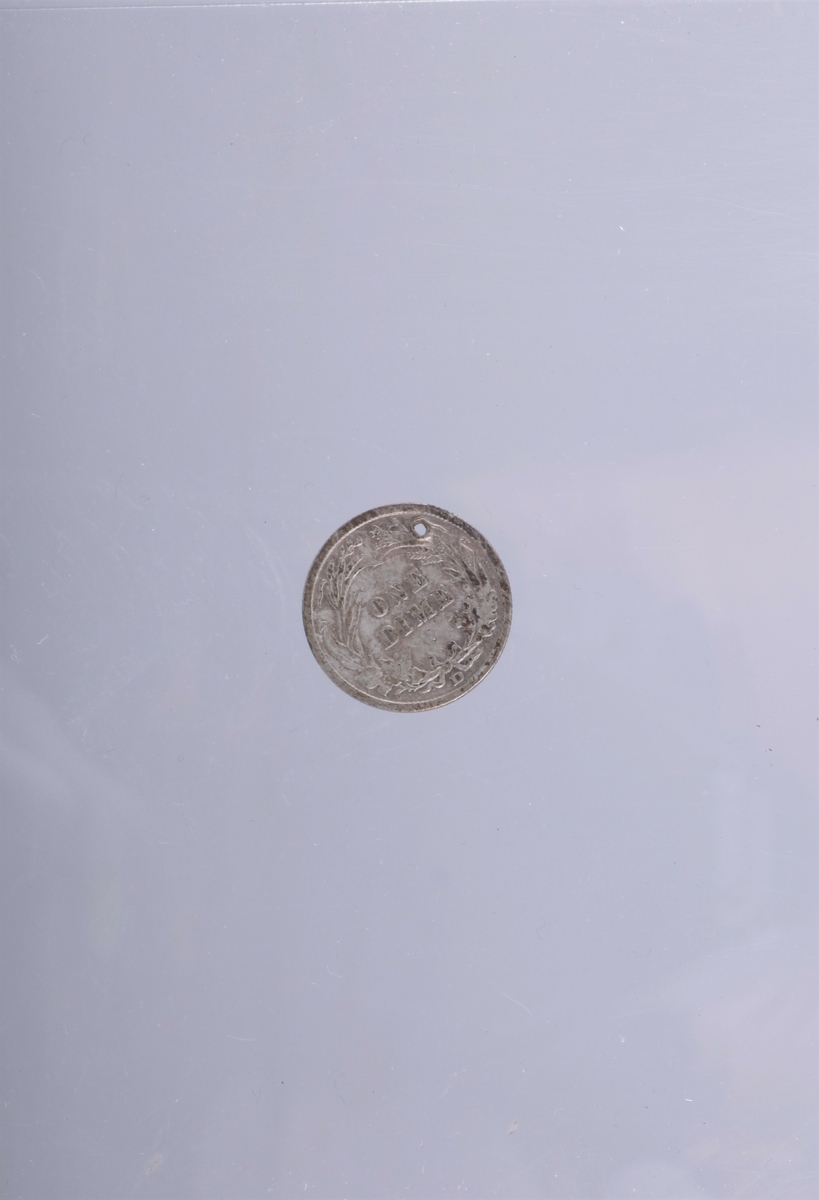 7 mynter, 1 5-øre fra 1899, Oscar II, kopper, 
1 shilling fra 1836, Carl Johan , kopper
 1/2 shilling 1836 Carl Johan, kopper
1/3 shilling 1843, Carl X!V, kopper, Folkets Kærlek men Belønning
1 øre 1899 Carl II , kopper, 
 2 skilling 1871 Carl XV, sølv