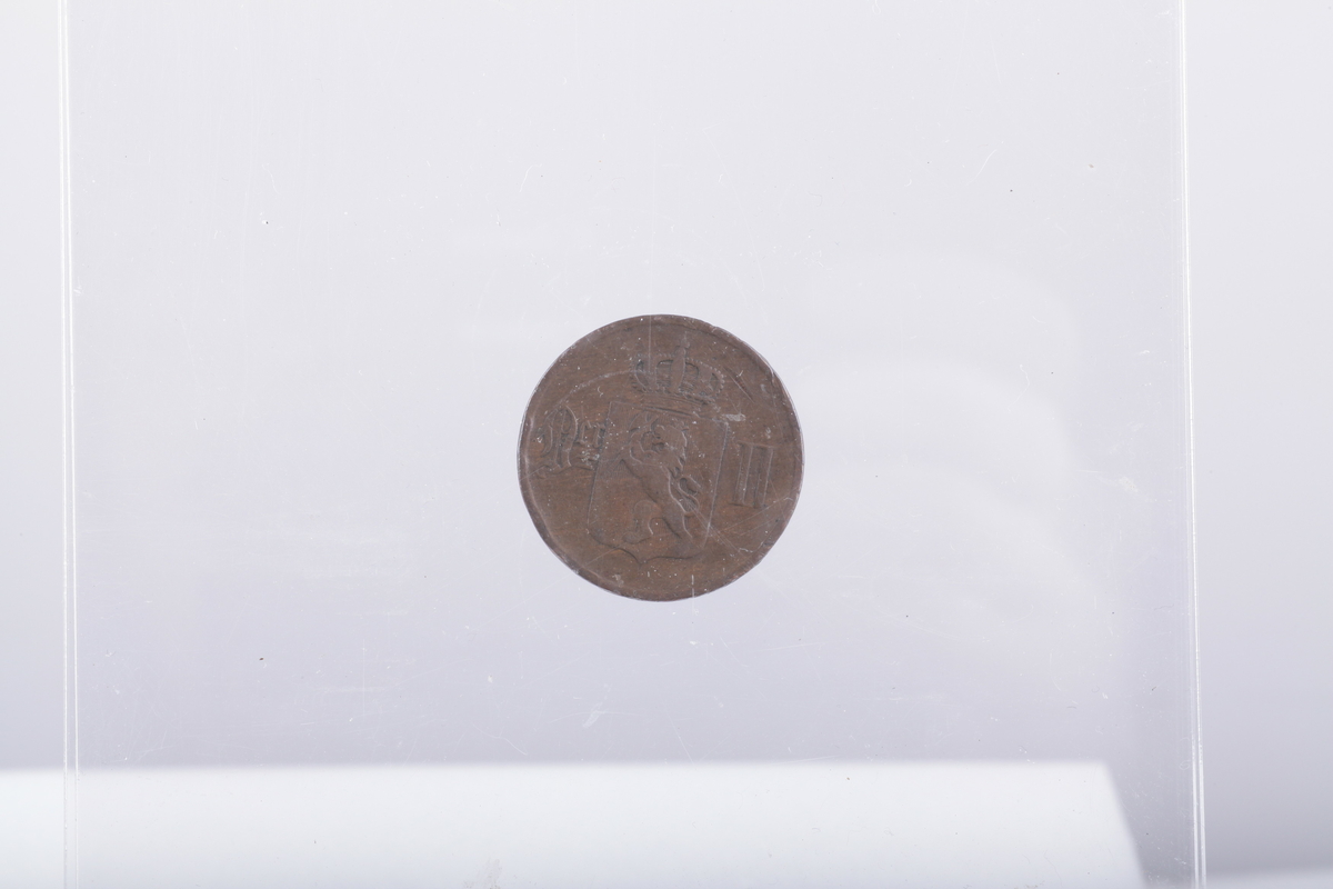 Mynter, 2 av sølv, 1 av jern og resten av kopper
1 5 øre, Haakon 7 1929
5 5 ører Oscar II 1875,76,99,99,1902
1 5 øre Gustav V 1925
3 1-skilling,1816,20 CarlXIII, Carl Johan
10 2 ører 1877 , 77,77.84, 84, 89, 97, 1902 ,02, 00
1 2øre Haakon VII 1906
1 2 øre Gustav V 1928
1 marks 1949
1 skilling Carl XV 1870
1 skilling Carl Johan 1840
1 1/2 skilling 1867 Carl XV
1 1 øre Oscar II 1899
1 1 øre Haakon VII 1921
1 25 øre Oscar II 1898
1 1 skilling dansk 1782, christian VII myntverdien er slipt vekk, det er istedet inngravert navnet Sanne, brukt til et smykke, hull i øvre kant