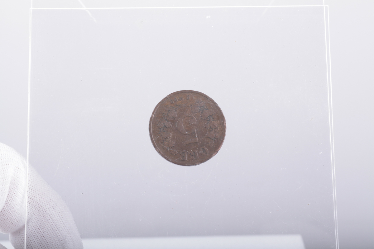 Mynter, 2 av sølv, 1 av jern og resten av kopper
1 5 øre, Haakon 7 1929
5 5 ører Oscar II 1875,76,99,99,1902
1 5 øre Gustav V 1925
3 1-skilling,1816,20 CarlXIII, Carl Johan
10 2 ører 1877 , 77,77.84, 84, 89, 97, 1902 ,02, 00
1 2øre Haakon VII 1906
1 2 øre Gustav V 1928
1 marks 1949
1 skilling Carl XV 1870
1 skilling Carl Johan 1840
1 1/2 skilling 1867 Carl XV
1 1 øre Oscar II 1899
1 1 øre Haakon VII 1921
1 25 øre Oscar II 1898
1 1 skilling dansk 1782, christian VII myntverdien er slipt vekk, det er istedet inngravert navnet Sanne, brukt til et smykke, hull i øvre kant