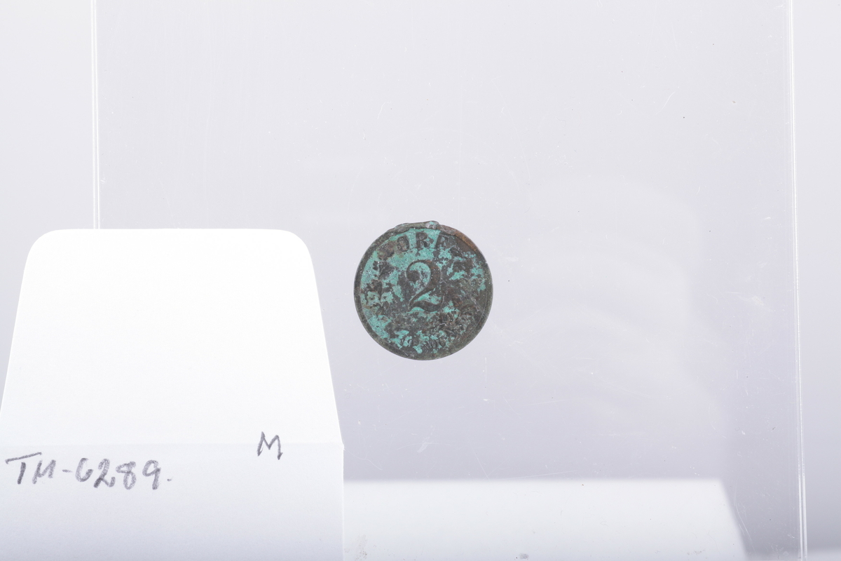 Mynter, 2 av sølv, 1 av jern og resten av kopper
1 5 øre, Haakon 7 1929
5 5 ører Oscar II 1875,76,99,99,1902
1 5 øre Gustav V 1925
3 1-skilling,1816,20 CarlXIII, Carl Johan
10 2 ører 1877 , 77,77.84, 84, 89, 97, 1902 ,02, 00
1 2øre Haakon VII 1906
1 2 øre Gustav V 1928
1 marks 1949
1 skilling Carl XV 1870
1 skilling Carl Johan 1840
1 1/2 skilling 1867 Carl XV
1 1 øre Oscar II 1899
1 1 øre Haakon VII 1921
1 25 øre Oscar II 1898
1 1 skilling dansk 1782, christian VII myntverdien er slipt vekk, det er istedet inngravert navnet Sanne, brukt til et smykke, hull i øvre kant