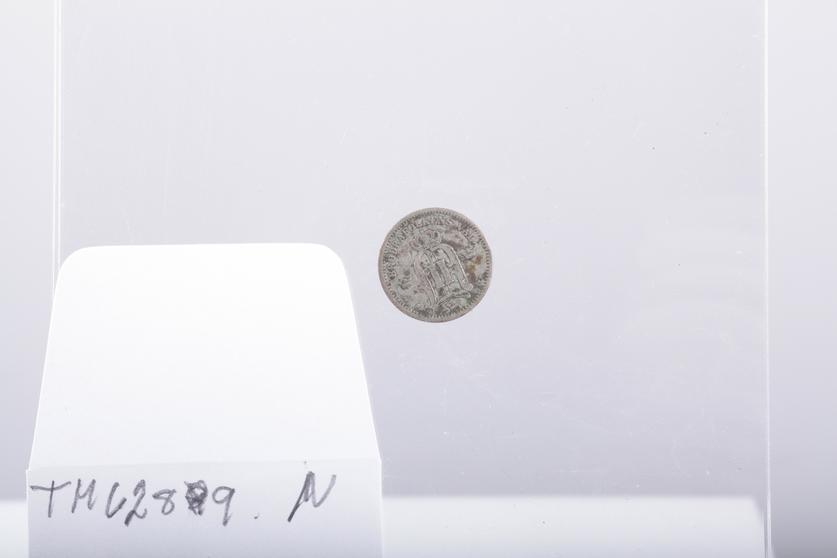 Mynter, 2 av sølv, 1 av jern og resten av kopper
1 5 øre, Haakon 7 1929
5 5 ører Oscar II 1875,76,99,99,1902
1 5 øre Gustav V 1925
3 1-skilling,1816,20 CarlXIII, Carl Johan
10 2 ører 1877 , 77,77.84, 84, 89, 97, 1902 ,02, 00
1 2øre Haakon VII 1906
1 2 øre Gustav V 1928
1 marks 1949
1 skilling Carl XV 1870
1 skilling Carl Johan 1840
1 1/2 skilling 1867 Carl XV
1 1 øre Oscar II 1899
1 1 øre Haakon VII 1921
1 25 øre Oscar II 1898
1 1 skilling dansk 1782, christian VII myntverdien er slipt vekk, det er istedet inngravert navnet Sanne, brukt til et smykke, hull i øvre kant