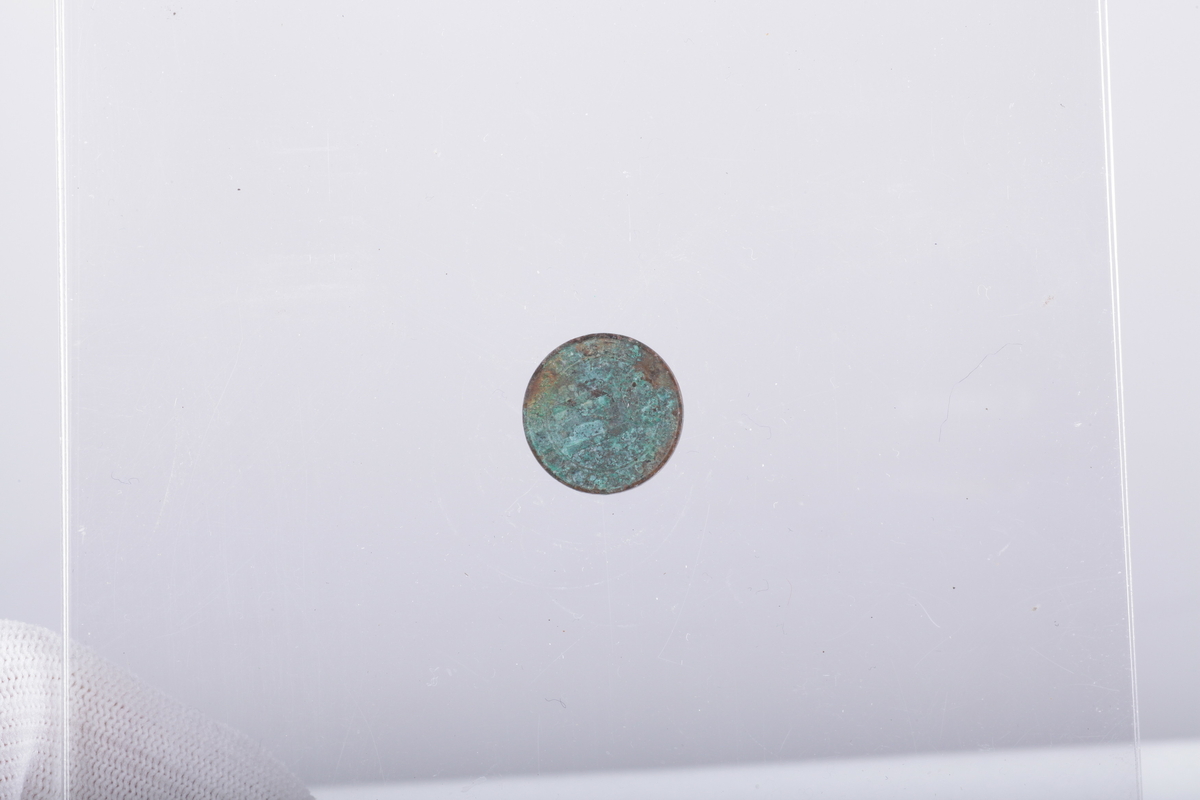 Mynter, 2 av sølv, 1 av jern og resten av kopper
1 5 øre, Haakon 7 1929
5 5 ører Oscar II 1875,76,99,99,1902
1 5 øre Gustav V 1925
3 1-skilling,1816,20 CarlXIII, Carl Johan
10 2 ører 1877 , 77,77.84, 84, 89, 97, 1902 ,02, 00
1 2øre Haakon VII 1906
1 2 øre Gustav V 1928
1 marks 1949
1 skilling Carl XV 1870
1 skilling Carl Johan 1840
1 1/2 skilling 1867 Carl XV
1 1 øre Oscar II 1899
1 1 øre Haakon VII 1921
1 25 øre Oscar II 1898
1 1 skilling dansk 1782, christian VII myntverdien er slipt vekk, det er istedet inngravert navnet Sanne, brukt til et smykke, hull i øvre kant