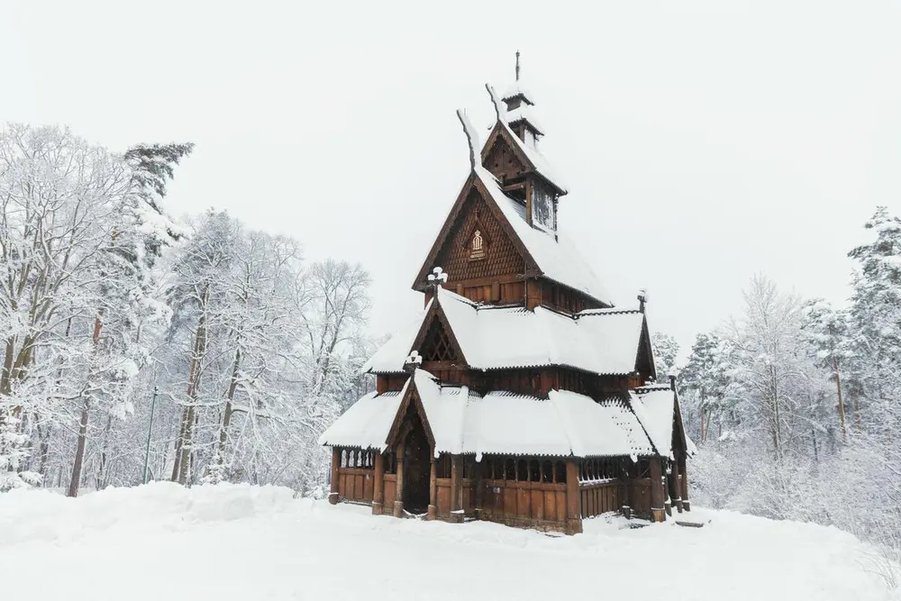 Bildet viser Gol stavkirke dekket av snø