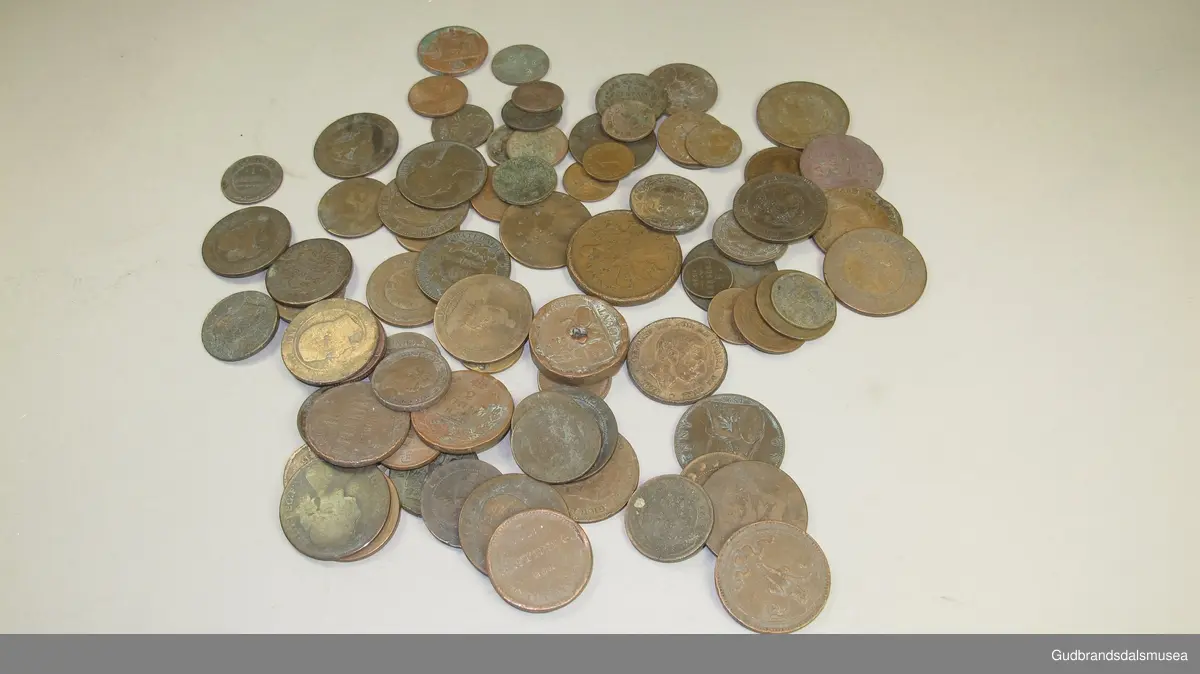 34  stk kobbermynt fra 1800tallet. Diverse nasjonaliteter og valører.