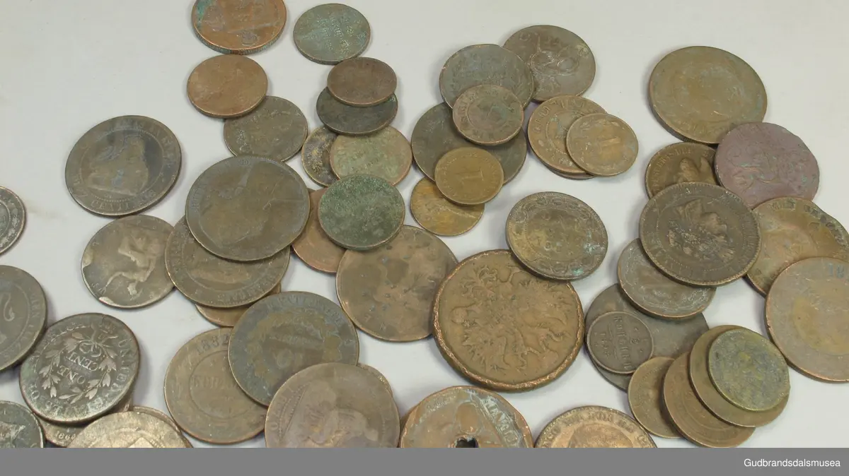 34  stk kobbermynt fra 1800tallet. Diverse nasjonaliteter og valører.