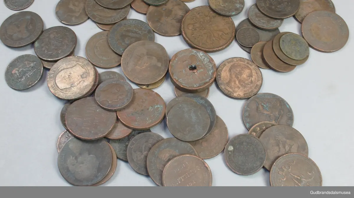 34  stk kobbermynt fra 1800tallet. Diverse nasjonaliteter og valører.