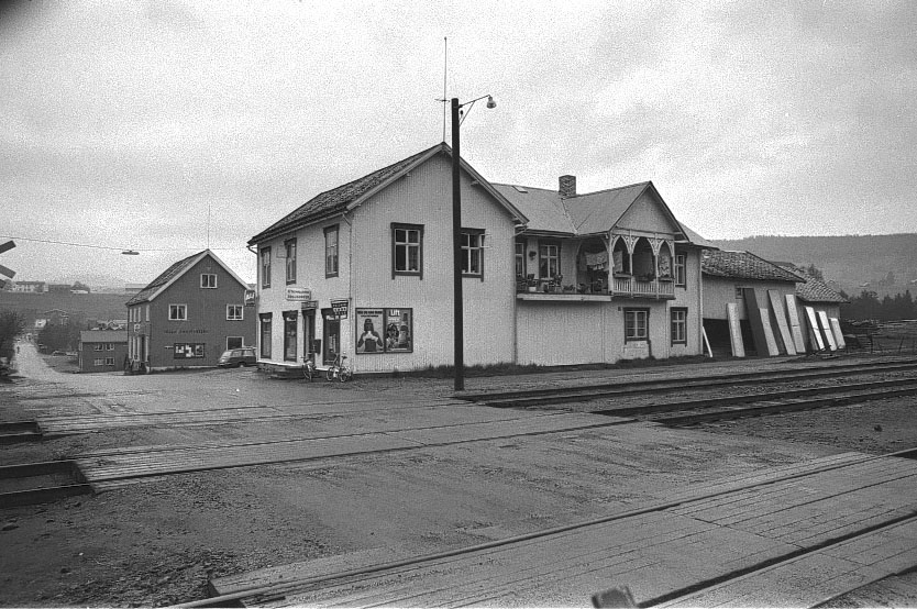 Tolga, Tolga sentrum, Thomasgårdforretningen, Planovergang,