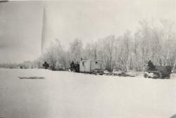 Materialtransport med tre beltevognstraktorer og flere fulla