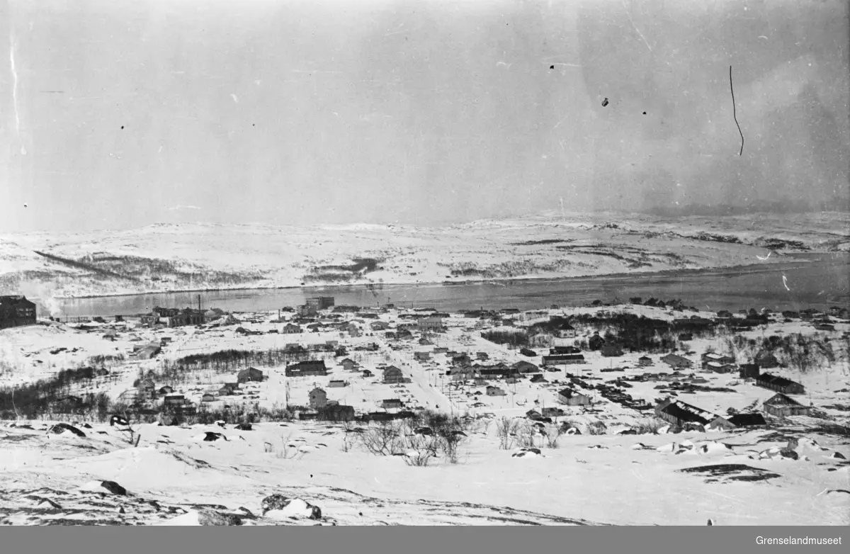 Kirkenes sentrum sett fra Storfjellet (Prestefjellet), 12. april 1946.