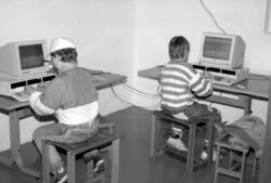 Motiv av to gutter som sitter ved datamaskiner på Sunnmøre M