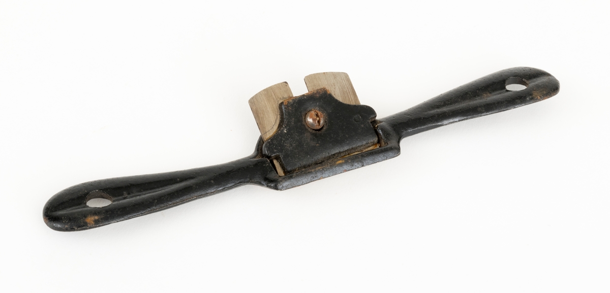 Sponskaver eller skjøve av jern. Dette er egentlig et lite høvelredskap. Sponskaveren er 22,5 centimeter lang, med avrundete handtak med gjennombrutte opphengshull i begge ytterendene. Den sentrale delen av redskapet er planet på undersida, der det er en rektangulær «kjeft», en åpning for bladets eggende. Kjeften måler 4,6 X 0,6 centimeter. På oversida er det fastskrudd ei skråstilt tann, 4,5 centimeter bred og 4,0 centimeter lang. I den bakre/øvre enden av bladet er det ei cirka 8 millimeter bred spalte for skruen bladet er festet med. Oppå bladet ligger det et jernbeslag, en sponbryter. Handtakene og sponbryteren er svartlakkerte, mens bladet og såla er stålblanke. 

Sponskaveren ble brukt til å forme kanter som skulle ha noe svungne profiler med.