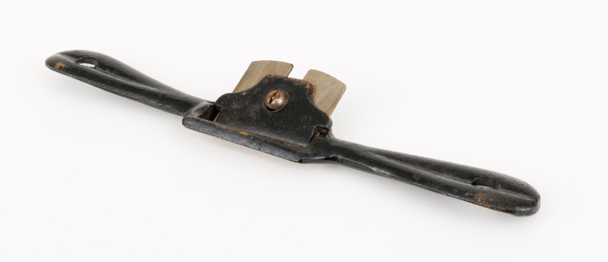 Sponskaver eller skjøve av jern. Dette er egentlig et lite høvelredskap. Sponskaveren er 22,5 centimeter lang, med avrundete handtak med gjennombrutte opphengshull i begge ytterendene. Den sentrale delen av redskapet er planet på undersida, der det er en rektangulær «kjeft», en åpning for bladets eggende. Kjeften måler 4,6 X 0,6 centimeter. På oversida er det fastskrudd ei skråstilt tann, 4,5 centimeter bred og 4,0 centimeter lang. I den bakre/øvre enden av bladet er det ei cirka 8 millimeter bred spalte for skruen bladet er festet med. Oppå bladet ligger det et jernbeslag, en sponbryter. Handtakene og sponbryteren er svartlakkerte, mens bladet og såla er stålblanke. 

Sponskaveren ble brukt til å forme kanter som skulle ha noe svungne profiler med.