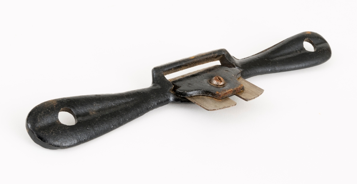 Sponskaver eller skjøve av jern. Dette er egentlig et lite høvelredskap. Sponskaveren er 22,5 centimeter lang, med avrundete handtak med gjennombrutte opphengshull i begge ytterendene. Den sentrale delen av redskapet er planet på undersida, der det er en rektangulær «kjeft», en åpning for bladets eggende. Kjeften måler 4,6 X 0,6 centimeter. På oversida er det fastskrudd ei skråstilt tann, 4,5 centimeter bred og 4,0 centimeter lang. I den bakre/øvre enden av bladet er det ei cirka 8 millimeter bred spalte for skruen bladet er festet med. Oppå bladet ligger det et jernbeslag, en sponbryter. Handtakene og sponbryteren er svartlakkerte, mens bladet og såla er stålblanke. 

Sponskaveren ble brukt til å forme kanter som skulle ha noe svungne profiler med.
