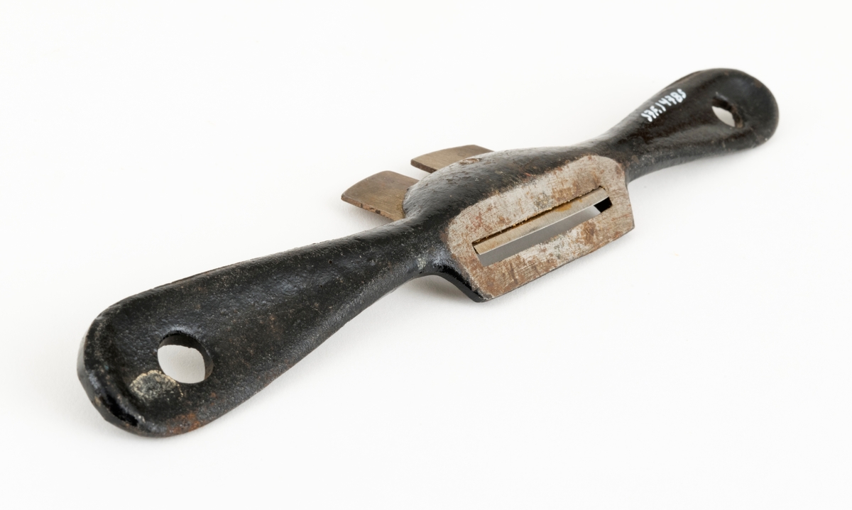 Sponskaver eller skjøve av jern. Dette er egentlig et lite høvelredskap. Sponskaveren er 22,5 centimeter lang, med avrundete handtak med gjennombrutte opphengshull i begge ytterendene. Den sentrale delen av redskapet er planet på undersida, der det er en rektangulær «kjeft», en åpning for bladets eggende. Kjeften måler 4,6 X 0,6 centimeter. På oversida er det fastskrudd ei skråstilt tann, 4,5 centimeter bred og 4,0 centimeter lang. I den bakre/øvre enden av bladet er det ei cirka 8 millimeter bred spalte for skruen bladet er festet med. Oppå bladet ligger det et jernbeslag, en sponbryter. Handtakene og sponbryteren er svartlakkerte, mens bladet og såla er stålblanke. 

Sponskaveren ble brukt til å forme kanter som skulle ha noe svungne profiler med.