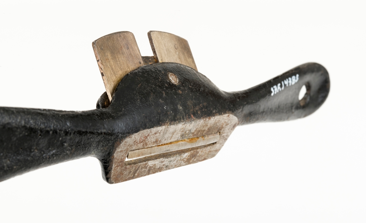 Sponskaver eller skjøve av jern. Dette er egentlig et lite høvelredskap. Sponskaveren er 22,5 centimeter lang, med avrundete handtak med gjennombrutte opphengshull i begge ytterendene. Den sentrale delen av redskapet er planet på undersida, der det er en rektangulær «kjeft», en åpning for bladets eggende. Kjeften måler 4,6 X 0,6 centimeter. På oversida er det fastskrudd ei skråstilt tann, 4,5 centimeter bred og 4,0 centimeter lang. I den bakre/øvre enden av bladet er det ei cirka 8 millimeter bred spalte for skruen bladet er festet med. Oppå bladet ligger det et jernbeslag, en sponbryter. Handtakene og sponbryteren er svartlakkerte, mens bladet og såla er stålblanke. 

Sponskaveren ble brukt til å forme kanter som skulle ha noe svungne profiler med.