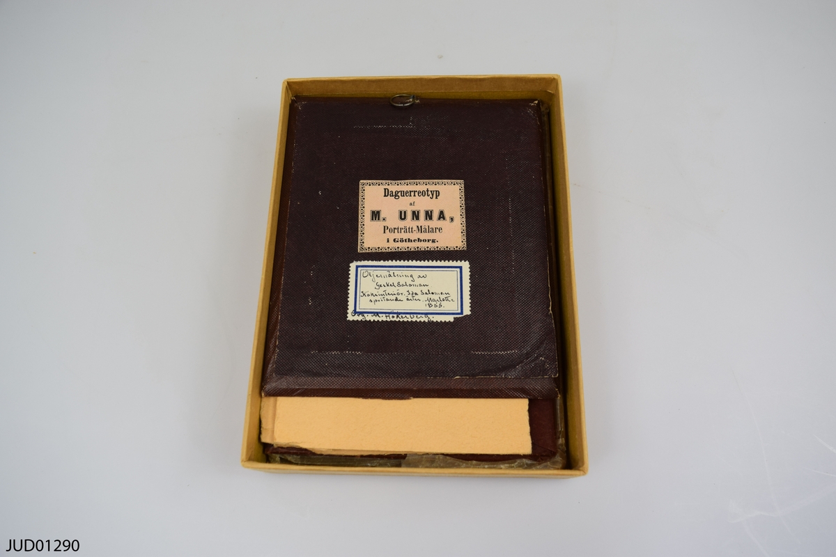 Pappersask med fyra äldre glasnegativ och en daguerrotyp med motiv av Geskel Salomans konst.
