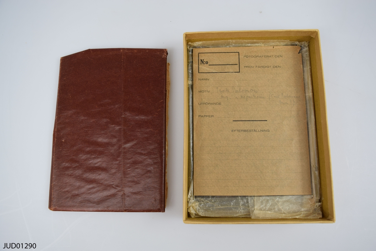 Pappersask med fyra äldre glasnegativ och en daguerrotyp med motiv av Geskel Salomans konst.