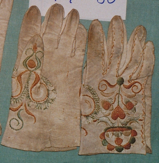 Fyra par brud/brudgumshandskar av tunt vitt skinn med sikebroderier i plattsöm, stjälksöm och flätsöm.

S1. "Brudgumsvantar". Kort modell med uddstansad, nervikt krage, broderi på handens ovansida i rostrött, grönt och blått, flätsöm i grönt kring tumfästet.
Anteckning på kataloglapp: Har tillhört Pelle te Axels, Pilås.


S2. "Brudvantar". Kort modell med broderi på handens ovansida  liknande en hjärtsölja, i rostrött, grönt, rosa och blått, broderi även på tummen i blomslinga och spiraler, flätsöm i rostrött kring tummefäste. Broderiet mycket nött.
Anteckning på kataloglapp: Har tillhört Inga te Axels, Pilås.

S79. "Brudvantar". Halvlång modell med broderi på handens ovansida i form av omlottliggande ringar och hjul i rostrött, blått, rosa och gult, kring tummen flätsöm i rostrött.

S80." Brudgumsvantar". Kort modell med rikligt broderi på handens ovansida och på tummen i rostrött, grönt, blått och gult i form av stiliserad blomma och litet hjärta, flätsöm i grönt kring tumfästet.
 

Birgitta Blixt 2021.
