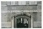 Västerås, Herrgärdet, kv. Folke 1. 
Engelbrektsgatan 19. Stora entrén till Herrgärdsskolans huvudbyggnad.