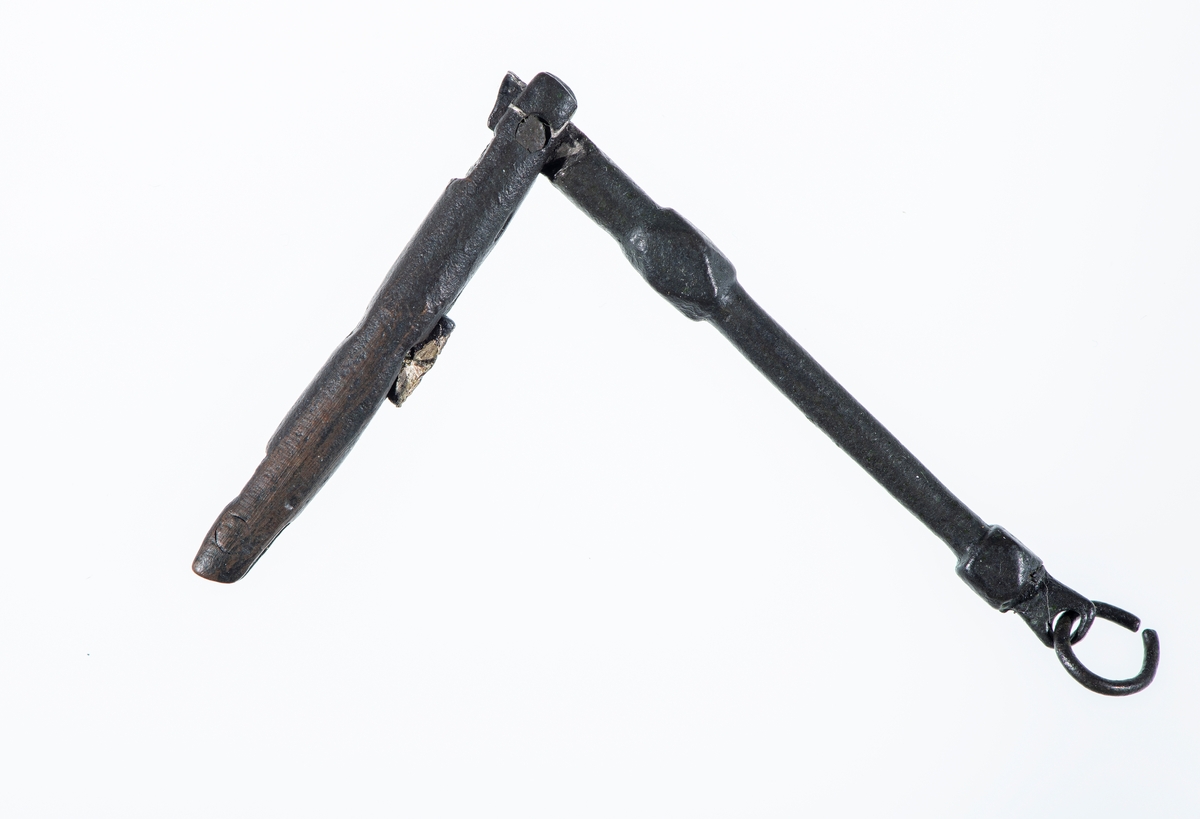 Det er motiv av to kubooktaedre på bjelkens arm. Det ene er rektangulært og det andre er kvadratisk.