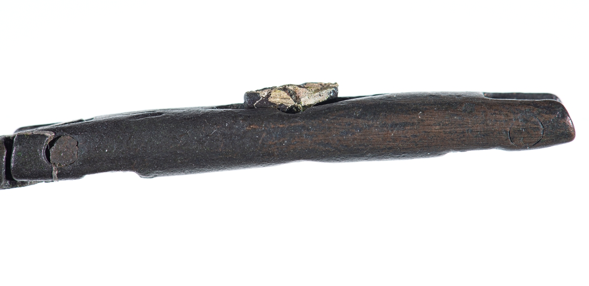 Det er motiv av to kubooktaedre på bjelkens arm. Det ene er rektangulært og det andre er kvadratisk.