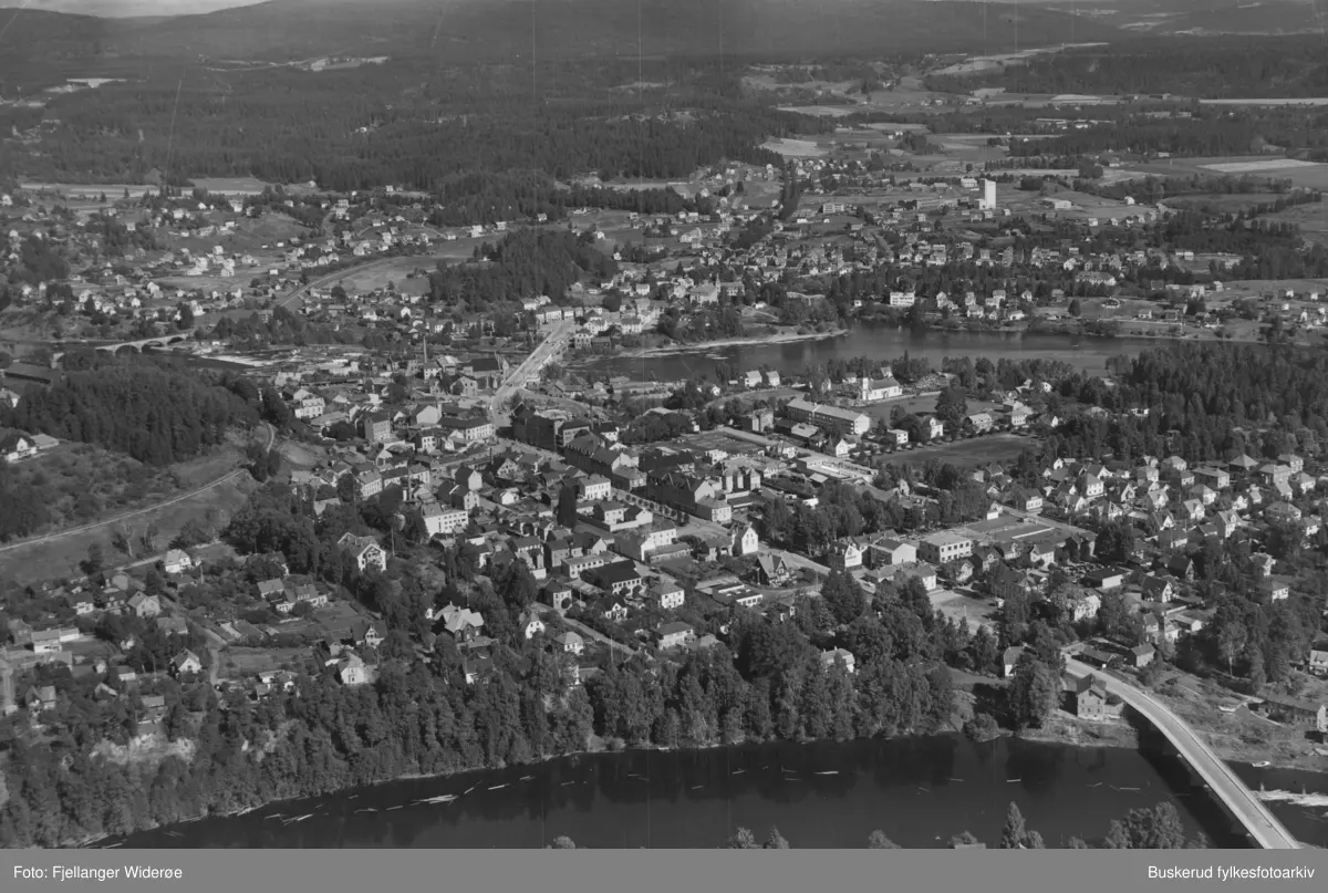 Hele byen
Storgaten, Kvernbergsund bru, Hønefoss bru,Storelva, Helgesbråten
1953