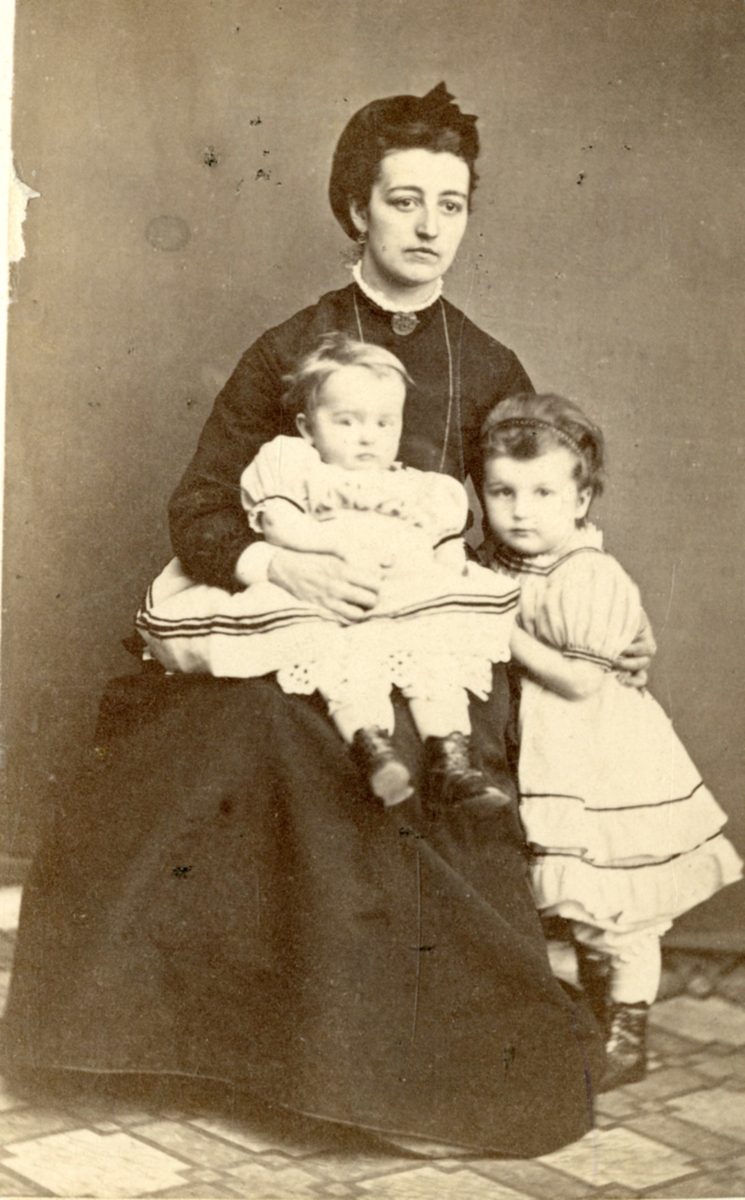 Margrethe Schweigaard med døtrene Tulleba og Ka.