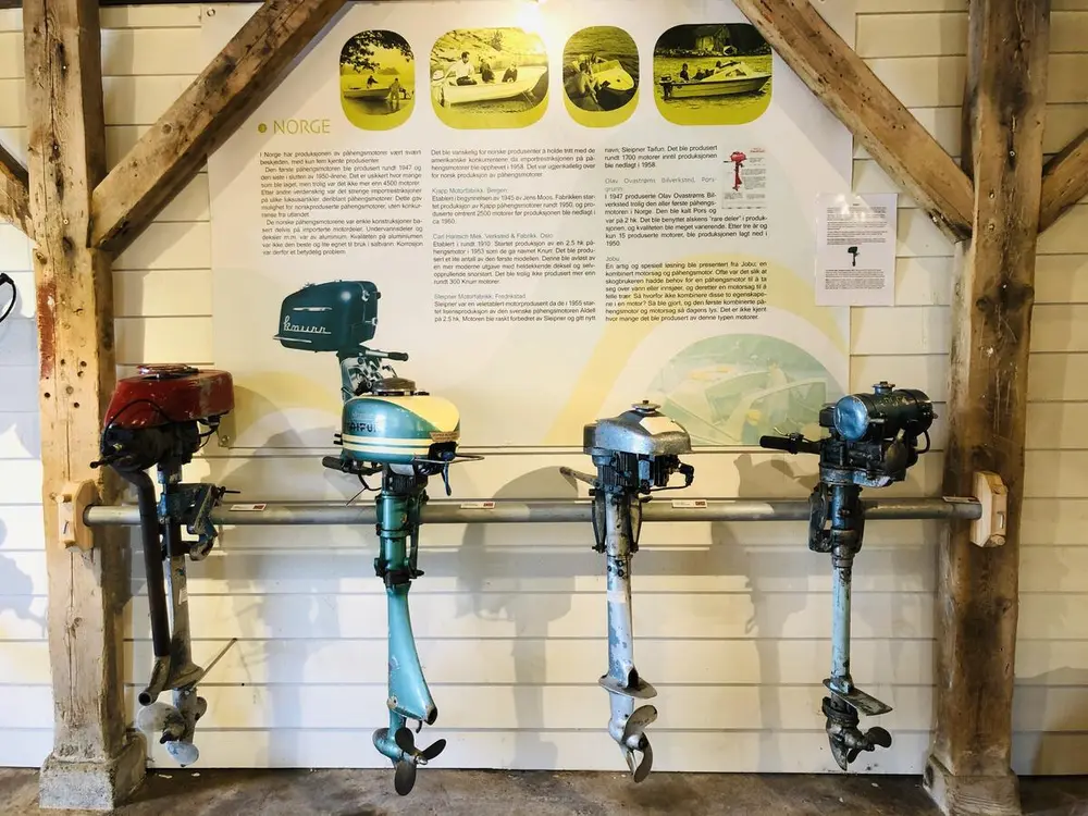 Gunnar Mikkelsen sin samling av utanbordsmotorar finn du i Motorutstillingen i saltebua på kaien.