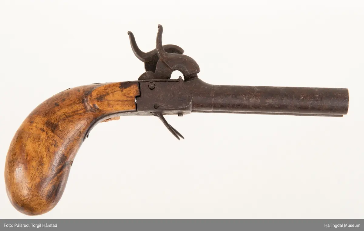 Dobbeltløpet munnlandningspistol. Ranker gavert på sidene på låsen og bak hanene. Mangler mulig avtrekksbøyle.