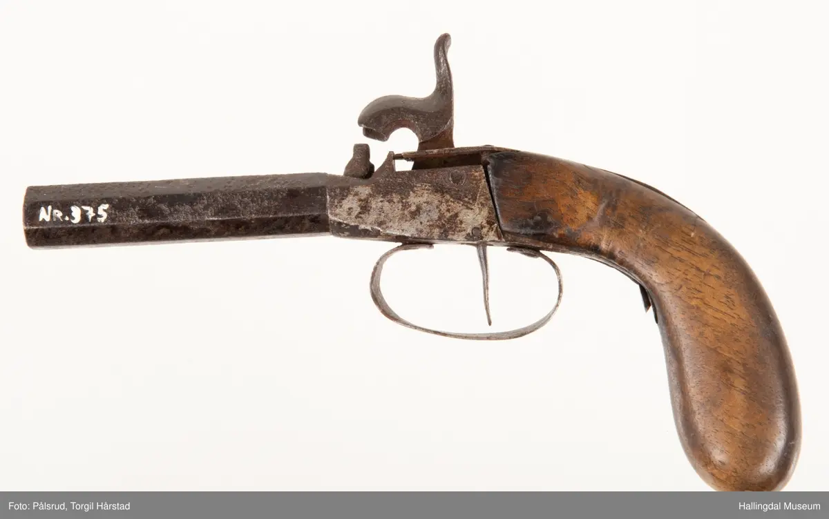 Pistol med perkusjonslås. Mulig produsert ca. 1830 - 1860.
