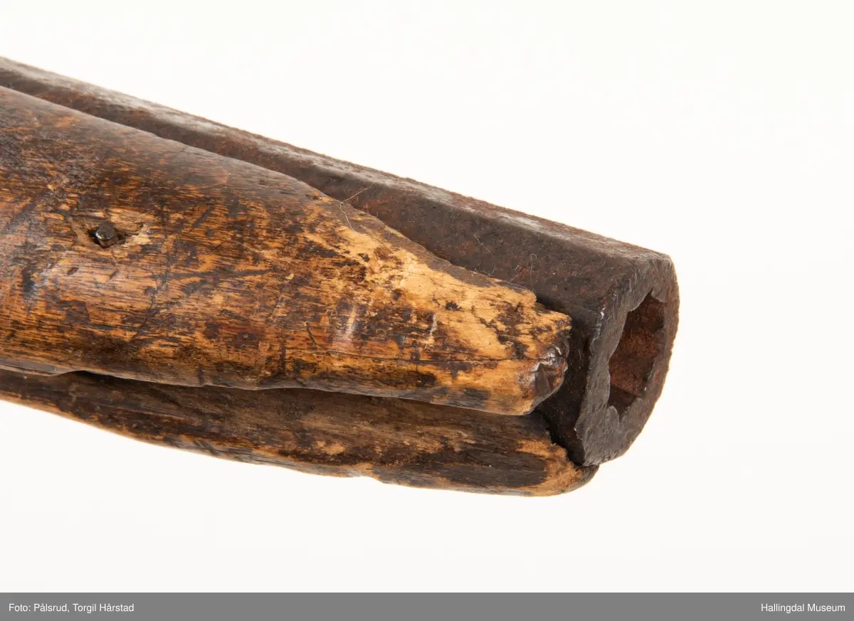 Perkusjonspistol med hyssing surret rundt skjeftet. Mangler låsen og ladestokk. Avkortet eller tilpasset skjefte.