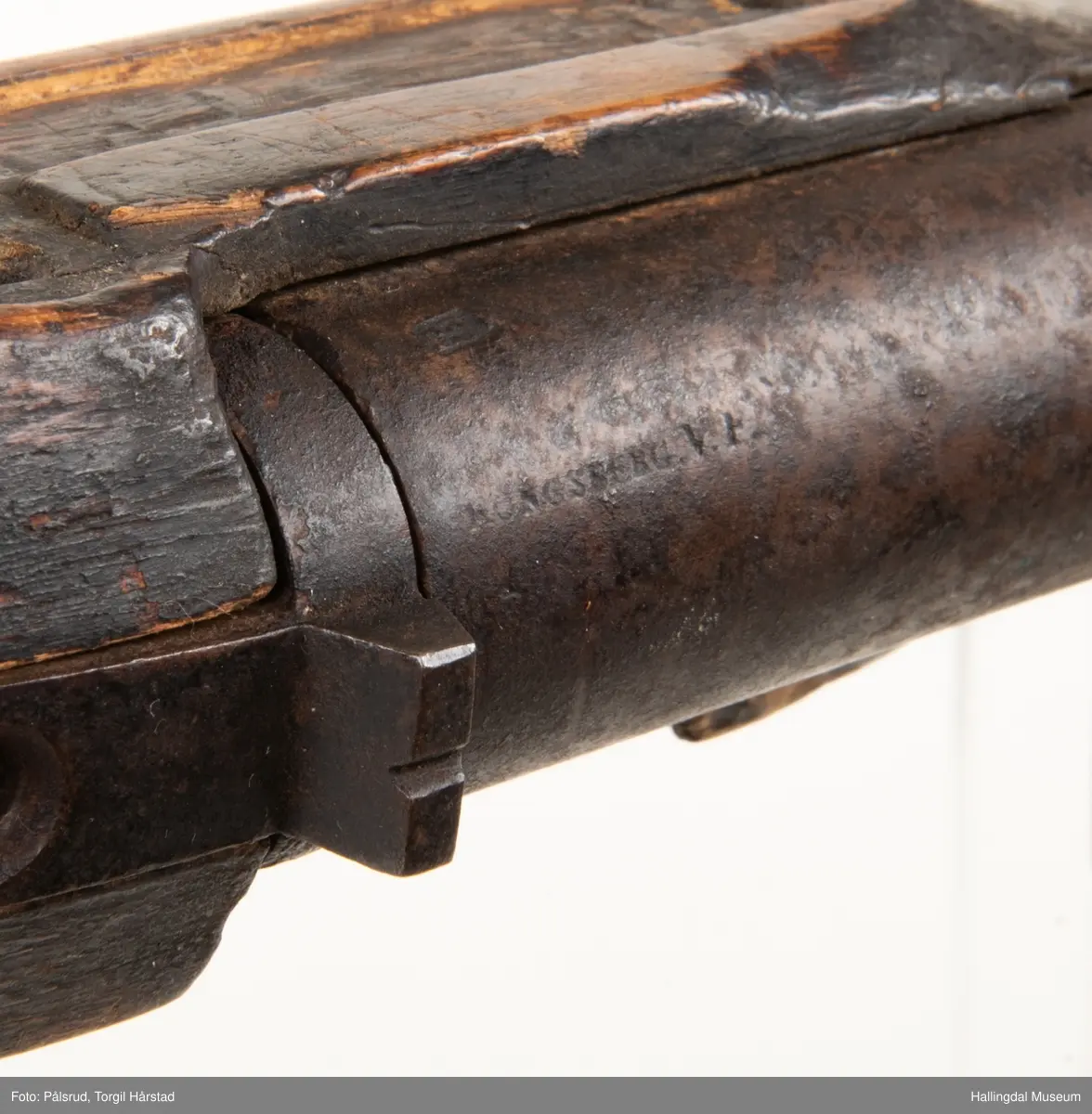 Kavaleripistol (rytterpistol), opprinnelig med flintlås. Mangler i dag låsen og ladestokk. Skjeftet er kuttet rett foran et messingbeslag. Messingbeslag på kolbe. Modell fra 1818, produsert på Kongsberg våpenfabrikk. Denne modellen hadde opprinnelig en løskolbe som kunne skiftes.