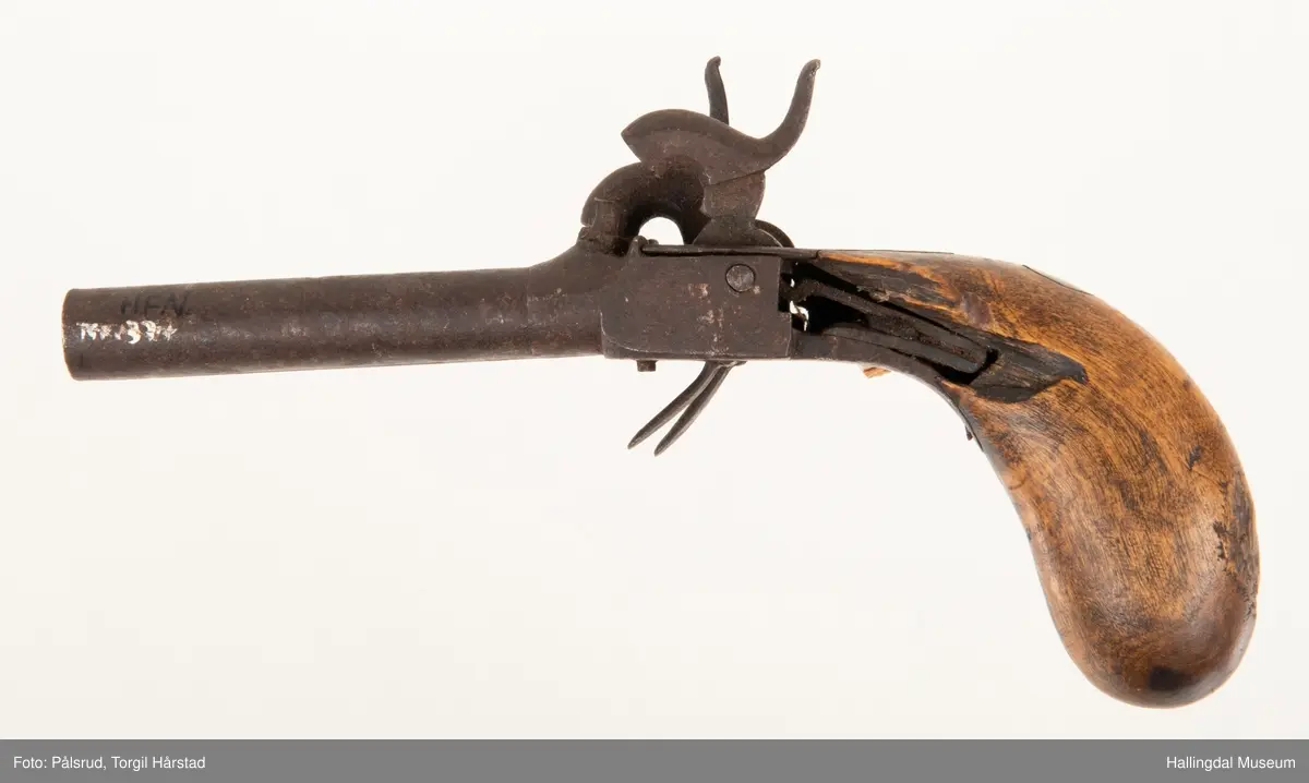 Dobbeltløpet munnlandningspistol. Ranker gavert på sidene på låsen og bak hanene. Mangler mulig avtrekksbøyle.