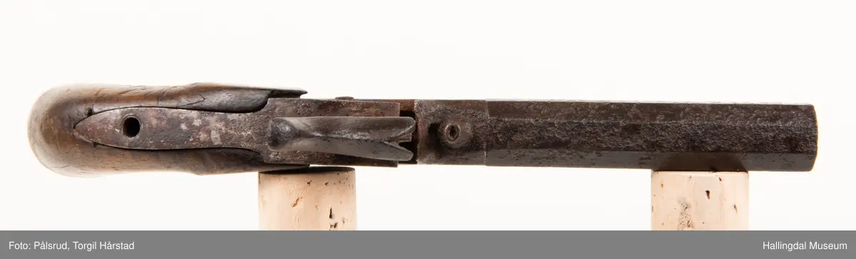 Pistol med perkusjonslås. Mulig produsert ca. 1830 - 1860.