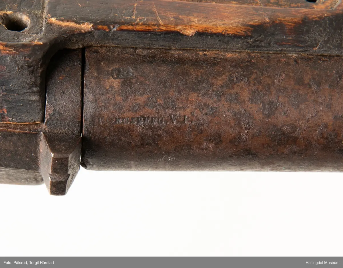 Kavaleripistol (rytterpistol), opprinnelig med flintlås. Mangler i dag låsen og ladestokk. Skjeftet er kuttet rett foran et messingbeslag. Messingbeslag på kolbe. Modell fra 1818, produsert på Kongsberg våpenfabrikk. Denne modellen hadde opprinnelig en løskolbe som kunne skiftes.