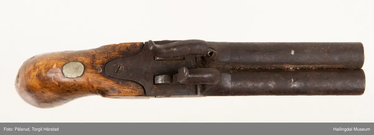 Dobbeltløpet munnlandningspistol. Ranker gavert på sidene på låsen og bak hanene. Mangler mulig avtrekksbøyle.