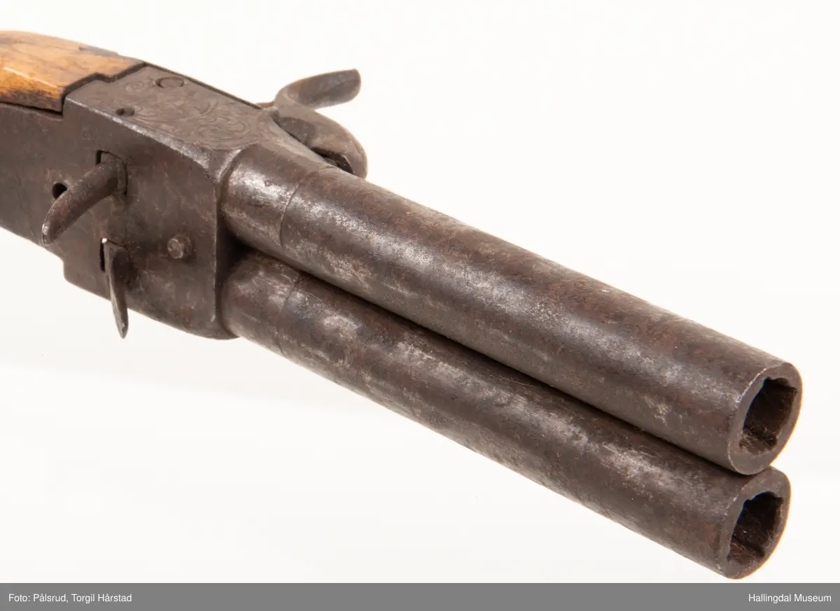 Dobbeltløpet munnlandningspistol. Ranker gavert på sidene på låsen og bak hanene. Mangler mulig avtrekksbøyle.