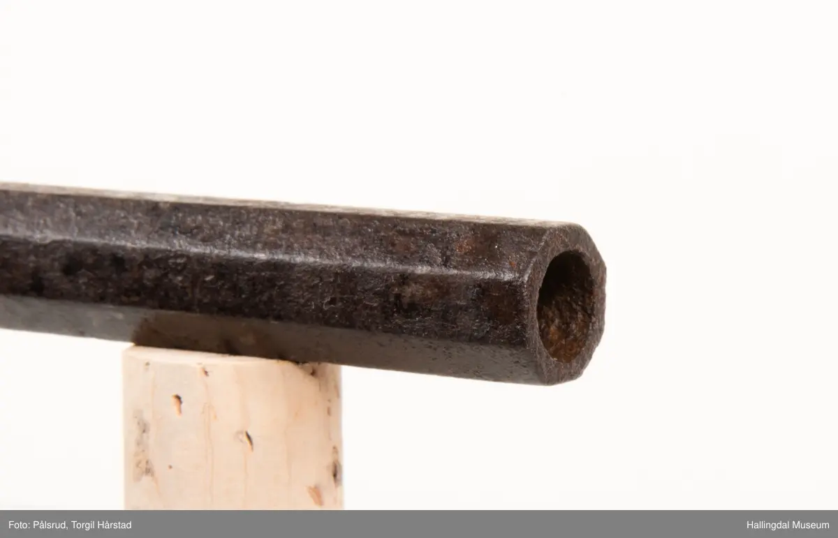 Pistol med perkusjonslås. Mulig produsert ca. 1830 - 1860.