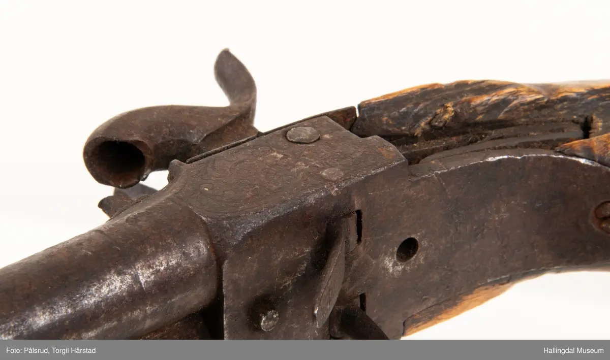 Dobbeltløpet munnlandningspistol. Ranker gavert på sidene på låsen og bak hanene. Mangler mulig avtrekksbøyle.