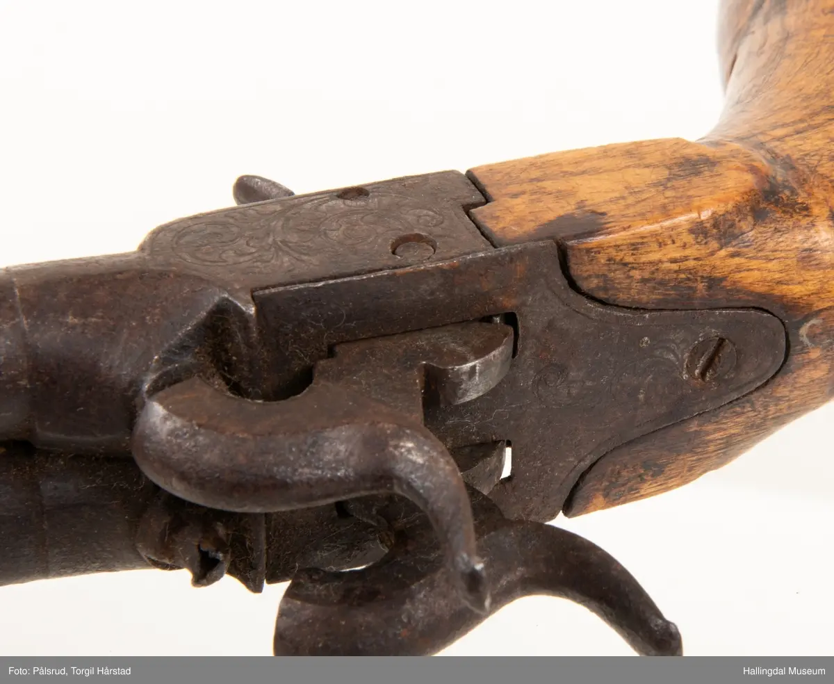 Dobbeltløpet munnlandningspistol. Ranker gavert på sidene på låsen og bak hanene. Mangler mulig avtrekksbøyle.