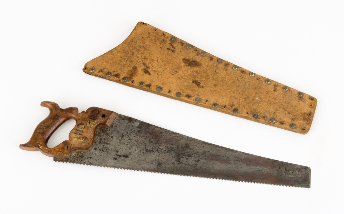 Sag, såkalt bladsag, brukt i snekkerarbeid. Saga er 57,1 centimeter lang, målt fra et punkt midt imellom handtakets ytterender og bladets ytterende. Bladet er snaut 50,8 centimeter lagt. Det er cirka 12,5 centimeter bredt i den bakre enden og 4,4 centimeter bredt i den fremre enden. Tannlinja er 50,6 centimeter lang og rettlinjet. Sagtennene er 2-3 centimeter lange. Bladryggen har en noe konkav krumning. Stålet i bladet (klingen) er om lag 0,1 centimeter tjukt. Den ene bladsida har et stempel som forteller at dette er et produkt fra E. C. Atkins & Co. Indianapolis i Indiana i USA. Bladstempelet forteller også at denne sagmodellen ble patentert 7. juli 1896. Saga har et trehandtak med et spor som den bakre enden av bladet er felt inn i og opprinnelig festet ved hjelp av tre gjennombrutte messingskruer. En av disse har løsnet og mangler. I den bakenforliggende delen av handtaket er det et ovalt hull til å gripe i og aller bakerst er det to bakovervendte «horn», hvorav det ene gav støtte til kløfta mellom tommelfinger og pekefinger. På den ene sida av handtaket er det innfelt ei lita, sirkelrund messingplate med innskriften «E. C. ATKINS & Co. DEC. 27. 1887  INDIANAPOLIS  IND.». Handtaket er også dekorert med innskårne rankemønstre. Handtaket er for øvrig stemplet «CM», som antakelig er initialene til en tidligere eier. Til saga hører det også en bladbeskytter. Den er lagd av to lag tjukk papp med mellomlegg av lærstrimler, festet ved hjelp av nagler. Bladbeskytteren er 49,1 centimeter lang på den sida tennene skulle vende mot. Ryggsida er 42,3 centimeter lang. Bredden er snaut 8,5 centimeter bredt i den fremre enden og 15,5 centimeter bred i den bakre enden.