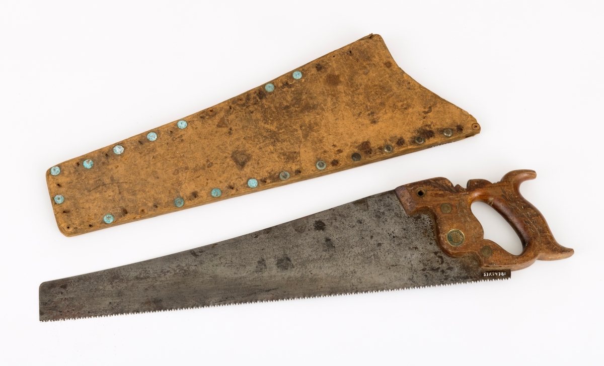 Sag, såkalt bladsag, brukt i snekkerarbeid. Saga er 57,1 centimeter lang, målt fra et punkt midt imellom handtakets ytterender og bladets ytterende. Bladet er snaut 50,8 centimeter lagt. Det er cirka 12,5 centimeter bredt i den bakre enden og 4,4 centimeter bredt i den fremre enden. Tannlinja er 50,6 centimeter lang og rettlinjet. Sagtennene er 2-3 centimeter lange. Bladryggen har en noe konkav krumning. Stålet i bladet (klingen) er om lag 0,1 centimeter tjukt. Den ene bladsida har et stempel som forteller at dette er et produkt fra E. C. Atkins & Co. Indianapolis i Indiana i USA. Bladstempelet forteller også at denne sagmodellen ble patentert 7. juli 1896. Saga har et trehandtak med et spor som den bakre enden av bladet er felt inn i og opprinnelig festet ved hjelp av tre gjennombrutte messingskruer. En av disse har løsnet og mangler. I den bakenforliggende delen av handtaket er det et ovalt hull til å gripe i og aller bakerst er det to bakovervendte «horn», hvorav det ene gav støtte til kløfta mellom tommelfinger og pekefinger. På den ene sida av handtaket er det innfelt ei lita, sirkelrund messingplate med innskriften «E. C. ATKINS & Co. DEC. 27. 1887  INDIANAPOLIS  IND.». Handtaket er også dekorert med innskårne rankemønstre. Handtaket er for øvrig stemplet «CM», som antakelig er initialene til en tidligere eier. Til saga hører det også en bladbeskytter. Den er lagd av to lag tjukk papp med mellomlegg av lærstrimler, festet ved hjelp av nagler. Bladbeskytteren er 49,1 centimeter lang på den sida tennene skulle vende mot. Ryggsida er 42,3 centimeter lang. Bredden er snaut 8,5 centimeter bredt i den fremre enden og 15,5 centimeter bred i den bakre enden.