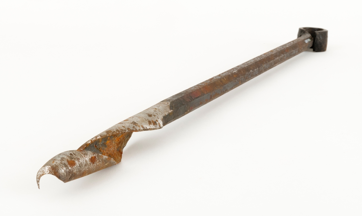 Navar - et handbor for opparbeiding av hull i tre. Denne navaren er 65,2 centimeter lang. Den er smidd av ei åttekantet jernstang med 1,9 centimeters diameter. I den nedre enden er det smidd en kon spiral med skarpslipte ytterkanter. Med denne kunne man bore hull med diameter på opptil 2,9 centimeter (1 1/8 tomme). I den øvre enden er jernet flatsmidd og bøyd til en ring der det skulle stikkes inn en trepinne som ble brukt som handtak når navaren ble rotert med sikte på at den skulle bore seg inn i emnet. Her mangler handtakspinnen.