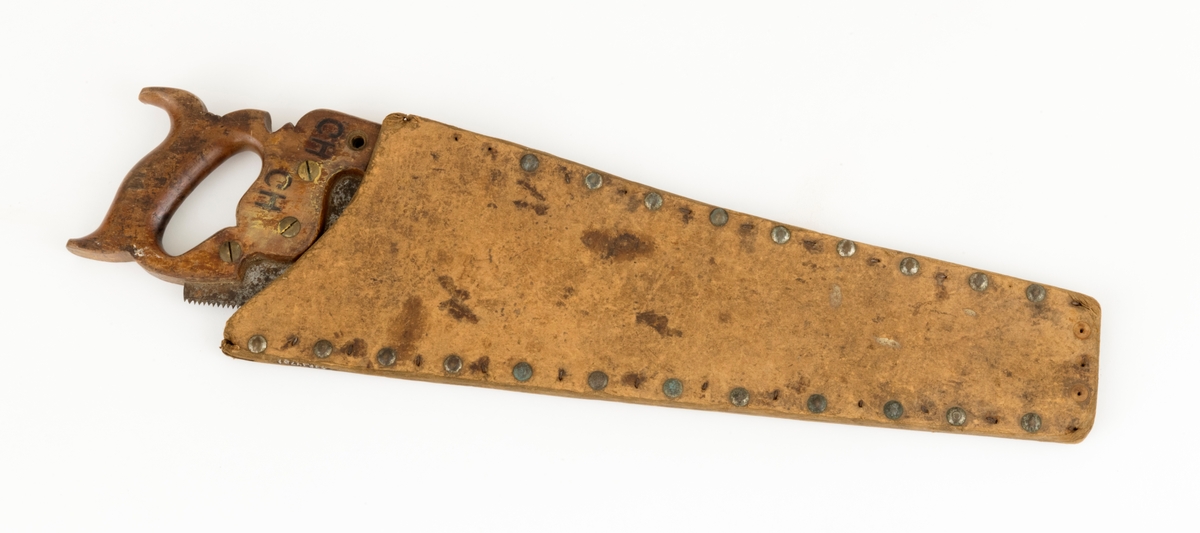 Sag, såkalt bladsag, brukt i snekkerarbeid. Saga er 57,1 centimeter lang, målt fra et punkt midt imellom handtakets ytterender og bladets ytterende. Bladet er snaut 50,8 centimeter lagt. Det er cirka 12,5 centimeter bredt i den bakre enden og 4,4 centimeter bredt i den fremre enden. Tannlinja er 50,6 centimeter lang og rettlinjet. Sagtennene er 2-3 centimeter lange. Bladryggen har en noe konkav krumning. Stålet i bladet (klingen) er om lag 0,1 centimeter tjukt. Den ene bladsida har et stempel som forteller at dette er et produkt fra E. C. Atkins & Co. Indianapolis i Indiana i USA. Bladstempelet forteller også at denne sagmodellen ble patentert 7. juli 1896. Saga har et trehandtak med et spor som den bakre enden av bladet er felt inn i og opprinnelig festet ved hjelp av tre gjennombrutte messingskruer. En av disse har løsnet og mangler. I den bakenforliggende delen av handtaket er det et ovalt hull til å gripe i og aller bakerst er det to bakovervendte «horn», hvorav det ene gav støtte til kløfta mellom tommelfinger og pekefinger. På den ene sida av handtaket er det innfelt ei lita, sirkelrund messingplate med innskriften «E. C. ATKINS & Co. DEC. 27. 1887  INDIANAPOLIS  IND.». Handtaket er også dekorert med innskårne rankemønstre. Handtaket er for øvrig stemplet «CM», som antakelig er initialene til en tidligere eier. Til saga hører det også en bladbeskytter. Den er lagd av to lag tjukk papp med mellomlegg av lærstrimler, festet ved hjelp av nagler. Bladbeskytteren er 49,1 centimeter lang på den sida tennene skulle vende mot. Ryggsida er 42,3 centimeter lang. Bredden er snaut 8,5 centimeter bredt i den fremre enden og 15,5 centimeter bred i den bakre enden.