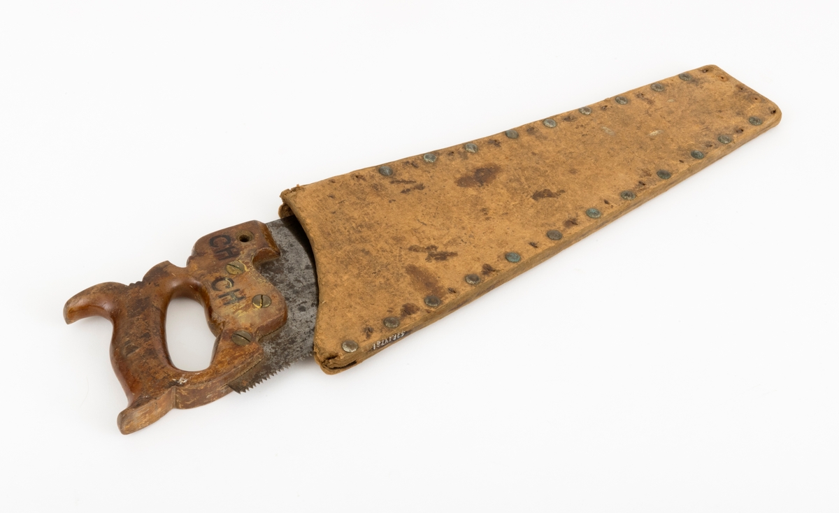 Sag, såkalt bladsag, brukt i snekkerarbeid. Saga er 57,1 centimeter lang, målt fra et punkt midt imellom handtakets ytterender og bladets ytterende. Bladet er snaut 50,8 centimeter lagt. Det er cirka 12,5 centimeter bredt i den bakre enden og 4,4 centimeter bredt i den fremre enden. Tannlinja er 50,6 centimeter lang og rettlinjet. Sagtennene er 2-3 centimeter lange. Bladryggen har en noe konkav krumning. Stålet i bladet (klingen) er om lag 0,1 centimeter tjukt. Den ene bladsida har et stempel som forteller at dette er et produkt fra E. C. Atkins & Co. Indianapolis i Indiana i USA. Bladstempelet forteller også at denne sagmodellen ble patentert 7. juli 1896. Saga har et trehandtak med et spor som den bakre enden av bladet er felt inn i og opprinnelig festet ved hjelp av tre gjennombrutte messingskruer. En av disse har løsnet og mangler. I den bakenforliggende delen av handtaket er det et ovalt hull til å gripe i og aller bakerst er det to bakovervendte «horn», hvorav det ene gav støtte til kløfta mellom tommelfinger og pekefinger. På den ene sida av handtaket er det innfelt ei lita, sirkelrund messingplate med innskriften «E. C. ATKINS & Co. DEC. 27. 1887  INDIANAPOLIS  IND.». Handtaket er også dekorert med innskårne rankemønstre. Handtaket er for øvrig stemplet «CM», som antakelig er initialene til en tidligere eier. Til saga hører det også en bladbeskytter. Den er lagd av to lag tjukk papp med mellomlegg av lærstrimler, festet ved hjelp av nagler. Bladbeskytteren er 49,1 centimeter lang på den sida tennene skulle vende mot. Ryggsida er 42,3 centimeter lang. Bredden er snaut 8,5 centimeter bredt i den fremre enden og 15,5 centimeter bred i den bakre enden.