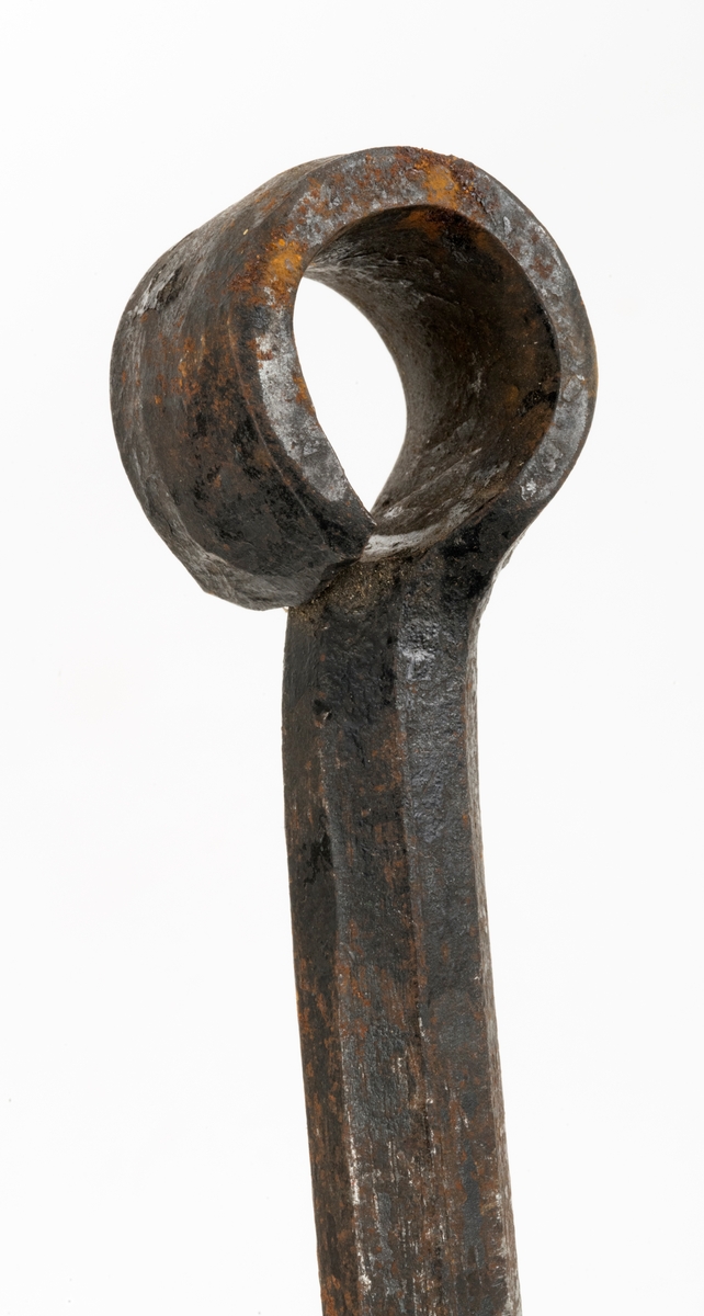 Navar - et handbor for opparbeiding av hull i tre. Denne navaren er 65,2 centimeter lang. Den er smidd av ei åttekantet jernstang med 1,9 centimeters diameter. I den nedre enden er det smidd en kon spiral med skarpslipte ytterkanter. Med denne kunne man bore hull med diameter på opptil 2,9 centimeter (1 1/8 tomme). I den øvre enden er jernet flatsmidd og bøyd til en ring der det skulle stikkes inn en trepinne som ble brukt som handtak når navaren ble rotert med sikte på at den skulle bore seg inn i emnet. Her mangler handtakspinnen.