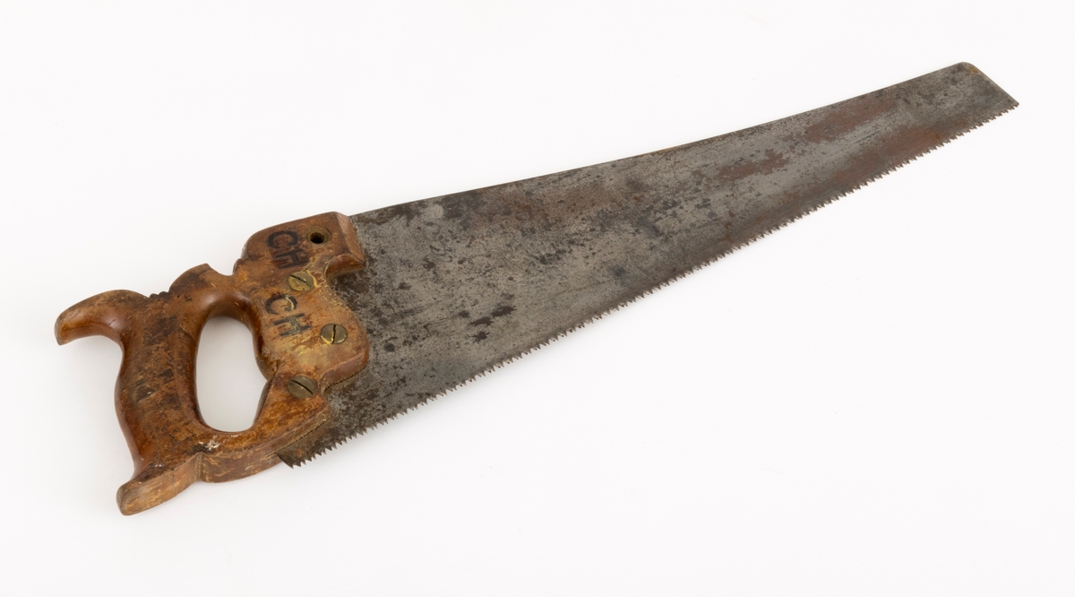 Sag, såkalt bladsag, brukt i snekkerarbeid. Saga er 57,1 centimeter lang, målt fra et punkt midt imellom handtakets ytterender og bladets ytterende. Bladet er snaut 50,8 centimeter lagt. Det er cirka 12,5 centimeter bredt i den bakre enden og 4,4 centimeter bredt i den fremre enden. Tannlinja er 50,6 centimeter lang og rettlinjet. Sagtennene er 2-3 centimeter lange. Bladryggen har en noe konkav krumning. Stålet i bladet (klingen) er om lag 0,1 centimeter tjukt. Den ene bladsida har et stempel som forteller at dette er et produkt fra E. C. Atkins & Co. Indianapolis i Indiana i USA. Bladstempelet forteller også at denne sagmodellen ble patentert 7. juli 1896. Saga har et trehandtak med et spor som den bakre enden av bladet er felt inn i og opprinnelig festet ved hjelp av tre gjennombrutte messingskruer. En av disse har løsnet og mangler. I den bakenforliggende delen av handtaket er det et ovalt hull til å gripe i og aller bakerst er det to bakovervendte «horn», hvorav det ene gav støtte til kløfta mellom tommelfinger og pekefinger. På den ene sida av handtaket er det innfelt ei lita, sirkelrund messingplate med innskriften «E. C. ATKINS & Co. DEC. 27. 1887  INDIANAPOLIS  IND.». Handtaket er også dekorert med innskårne rankemønstre. Handtaket er for øvrig stemplet «CM», som antakelig er initialene til en tidligere eier. Til saga hører det også en bladbeskytter. Den er lagd av to lag tjukk papp med mellomlegg av lærstrimler, festet ved hjelp av nagler. Bladbeskytteren er 49,1 centimeter lang på den sida tennene skulle vende mot. Ryggsida er 42,3 centimeter lang. Bredden er snaut 8,5 centimeter bredt i den fremre enden og 15,5 centimeter bred i den bakre enden.