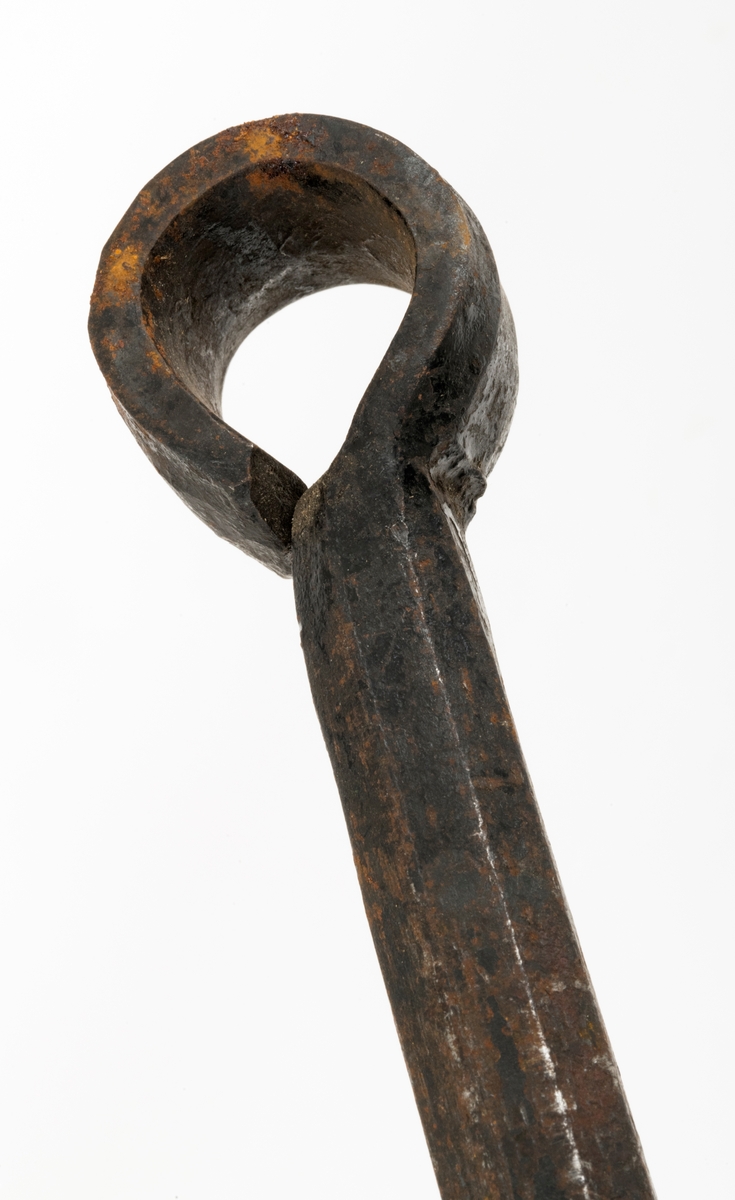 Navar - et handbor for opparbeiding av hull i tre. Denne navaren er 65,2 centimeter lang. Den er smidd av ei åttekantet jernstang med 1,9 centimeters diameter. I den nedre enden er det smidd en kon spiral med skarpslipte ytterkanter. Med denne kunne man bore hull med diameter på opptil 2,9 centimeter (1 1/8 tomme). I den øvre enden er jernet flatsmidd og bøyd til en ring der det skulle stikkes inn en trepinne som ble brukt som handtak når navaren ble rotert med sikte på at den skulle bore seg inn i emnet. Her mangler handtakspinnen.