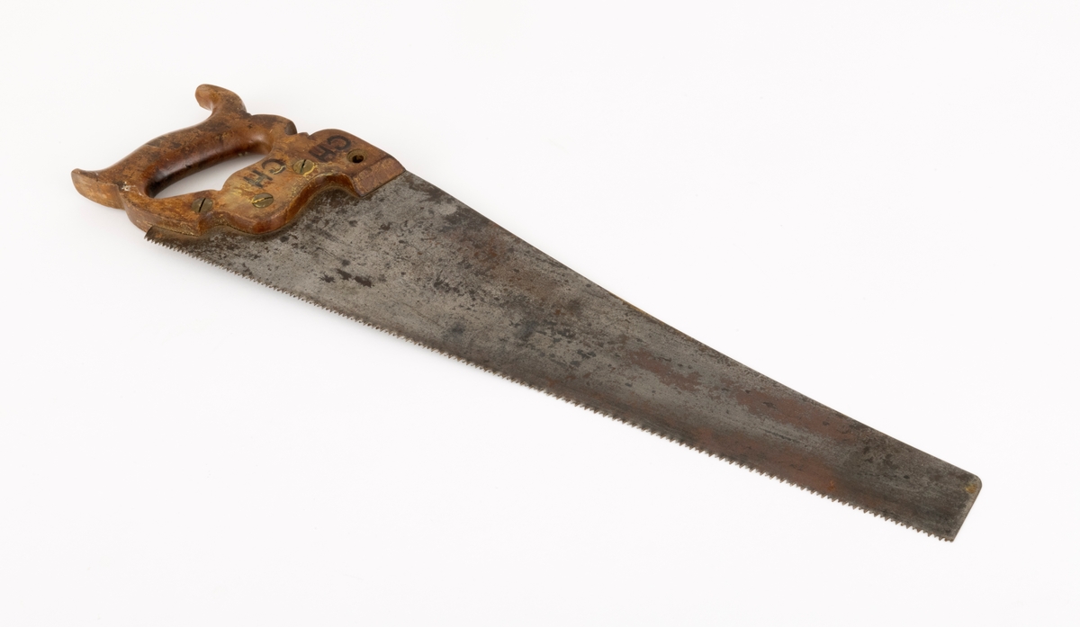Sag, såkalt bladsag, brukt i snekkerarbeid. Saga er 57,1 centimeter lang, målt fra et punkt midt imellom handtakets ytterender og bladets ytterende. Bladet er snaut 50,8 centimeter lagt. Det er cirka 12,5 centimeter bredt i den bakre enden og 4,4 centimeter bredt i den fremre enden. Tannlinja er 50,6 centimeter lang og rettlinjet. Sagtennene er 2-3 centimeter lange. Bladryggen har en noe konkav krumning. Stålet i bladet (klingen) er om lag 0,1 centimeter tjukt. Den ene bladsida har et stempel som forteller at dette er et produkt fra E. C. Atkins & Co. Indianapolis i Indiana i USA. Bladstempelet forteller også at denne sagmodellen ble patentert 7. juli 1896. Saga har et trehandtak med et spor som den bakre enden av bladet er felt inn i og opprinnelig festet ved hjelp av tre gjennombrutte messingskruer. En av disse har løsnet og mangler. I den bakenforliggende delen av handtaket er det et ovalt hull til å gripe i og aller bakerst er det to bakovervendte «horn», hvorav det ene gav støtte til kløfta mellom tommelfinger og pekefinger. På den ene sida av handtaket er det innfelt ei lita, sirkelrund messingplate med innskriften «E. C. ATKINS & Co. DEC. 27. 1887  INDIANAPOLIS  IND.». Handtaket er også dekorert med innskårne rankemønstre. Handtaket er for øvrig stemplet «CM», som antakelig er initialene til en tidligere eier. Til saga hører det også en bladbeskytter. Den er lagd av to lag tjukk papp med mellomlegg av lærstrimler, festet ved hjelp av nagler. Bladbeskytteren er 49,1 centimeter lang på den sida tennene skulle vende mot. Ryggsida er 42,3 centimeter lang. Bredden er snaut 8,5 centimeter bredt i den fremre enden og 15,5 centimeter bred i den bakre enden.