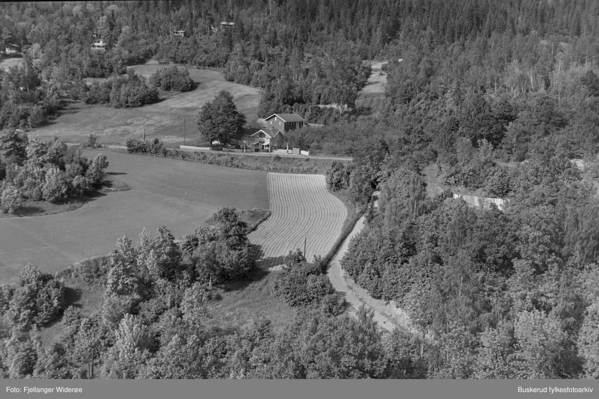 Nesheim landhandel
Nesheim landhandel ble etablert i 1923
av Per A. Næss (1900-1977), og «Per A. Næss» var også navnet på butikken. Butikken ble nedlagt i 1953